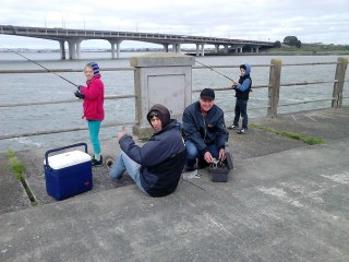 dads kids fishing